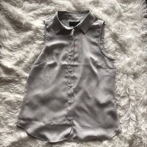 Sleeveless button up blouse. Classic Fit Petite